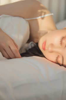 男生自慰趴着磨蹭床单不GV